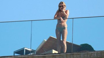 Kate Moss exibe corpo sarado em piscina no Rio de Janeiro - Gabriel Reis e Delsom Silva/AgNews