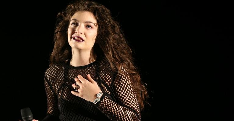 "Me falaram para sorrir mais, ser mais positiva", diz cantora Lorde - Getty Images