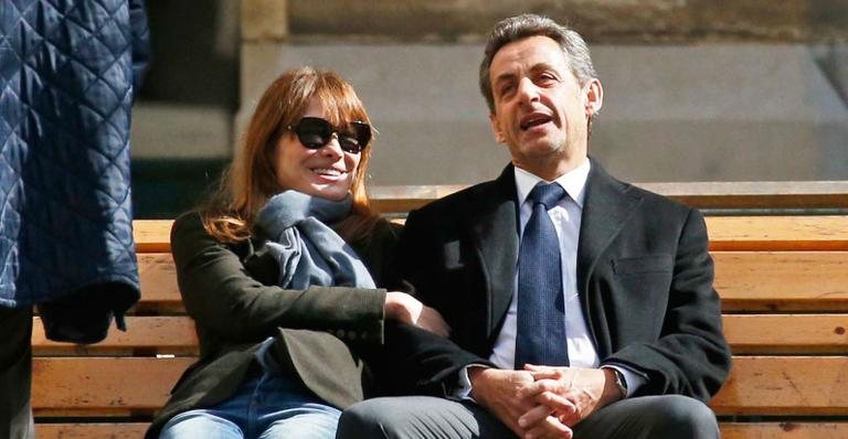 Nicolas Sarkozy e Carla Bruni aproveitam momento juntos em parque parisiense - Benoit Tessier/Reuters