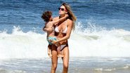 Letícia Birkheuer brinca com o filho em praia no Rio de Janeiro - JC Pereira/AgNews