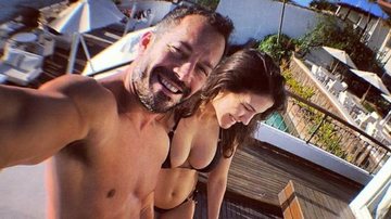 Malvino Salvador faz 'selfie' e mostra barriguinha de grávida da namorada - Instagram/Reprodução