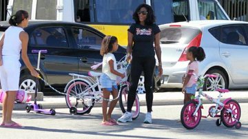 Glória Maria leva as filhas para andar de bicicleta e brinca de pular corda - JC Pereira/AgNews