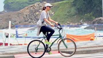 Julia Lemmertz prefere pedalar para percorrer pequenas distâncias no Rio - J. Humberto / Agnews