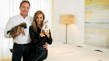 Luisa Mell e Gilberto Zaborowski posam com seus cachorrinhos na casa do casal em São Paulo - -