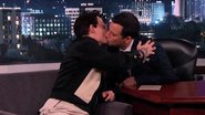 Johnny Depp beija Jimmy Kimmel na boca - Reprodução