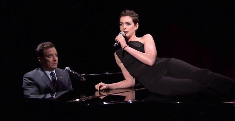 Anne Hathaway transforma músicas de rap em canções da Broadway - Reprodução
