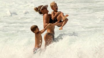 Fernanda Lima se diverte na praia com os filhos no Rio de Janeiro - J. Humberto/AgNews
