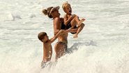 Fernanda Lima se diverte na praia com os filhos no Rio de Janeiro - J. Humberto/AgNews