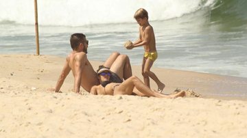 Fernanda Lima ganha colo de Rodrigo Hilbert e brinca com os filhos na praia - J.Humberto/AgNews