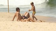 Fernanda Lima ganha colo de Rodrigo Hilbert e brinca com os filhos na praia - J.Humberto/AgNews