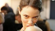 Laura Neiva dá beijinho no ombro no Fashion Rio - Felipe Panfili/AgNews