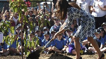 Kate Middleton planta árvore na Austrália - Reuters
