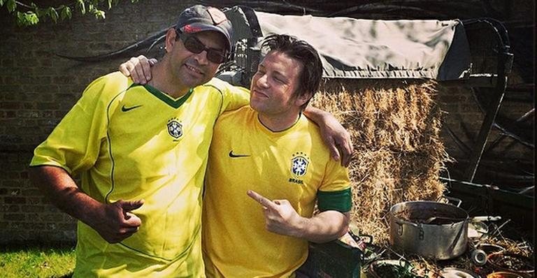 Com a camiseta do Brasil, chef Jamie Oliver prepara uma feijoada - Instagram/Reprodução