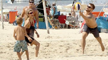 Fernanda Lima e Rodrigo Hilbert brincam com os gêmeos na praia - J.Humberto\ AgNews