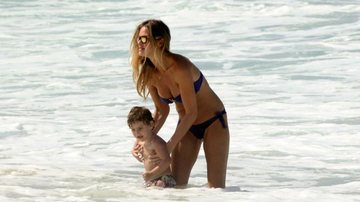 Letícia Birkheuer faz brincadeiras com o filho, João Guilherme, em praia do RJ - J. Humberto/Agnews