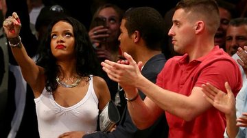 Rihanna vai a jogo de basquete sem sutiã e faz pose sensual - Getty Images