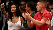 Rihanna vai a jogo de basquete sem sutiã e faz pose sensual - Getty Images