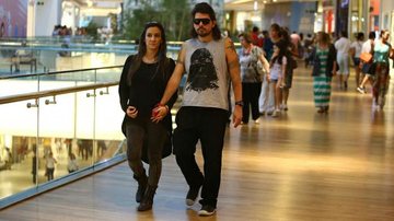 Marcus Menna, vocalista do LS Jack, passeia com a mulher no Rio de Janeiro - Marcello Sá Barretto / AgNews