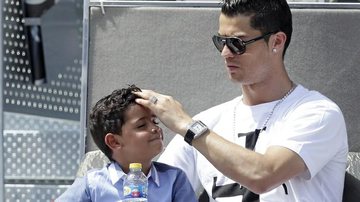 Cristiano Ronaldo troca chamegos com o filho durante partida de tênis - AKM-GSI/Splash