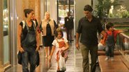 Eduardo Moscovis passeia em shopping com a esposa, Cynthia e os filhos - Daniel Delmiro/Agnews