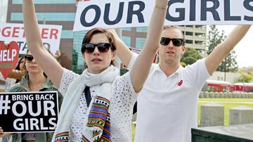Anne Hathaway protesta contra sequestro de garotas nigerianas - Grosby Group