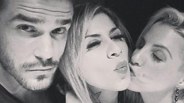 Clara dá beijinho em Vanessa durante festa em São Paulo - Instagram/Reprodução