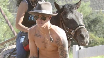 Justin Bieber mostra barriguinha sarada e se compara a Indiana Jones - AKM-GSI/Splash