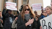 Carla Bruni participa de protesto em Paris - AKM / GSI