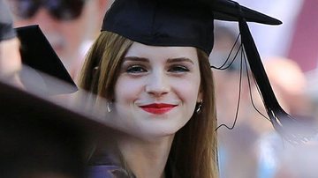 De beca e tudo, Emma Watson se forma na Universidade de Brown - AKM-GSI/Splash
