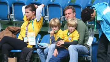 Luciano Huck leva os filhos para assistir treino da Seleção na Granja Comary - Vanessa Carvalho / AgNews
