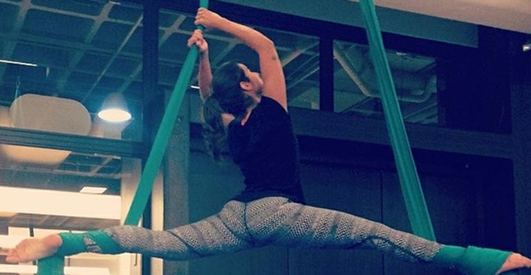 Paula Morais faz acrobacia em tecido - Instagram/Reprodução