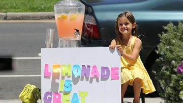 Anja, filha de Alessandra Ambrosio, vende limonada em Los Angeles - AKM / GSI