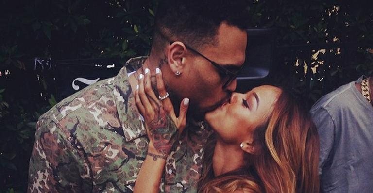 Chris Brown comemora saída da prisão ao lado da namorada e amigos - Instagram/Reprodução