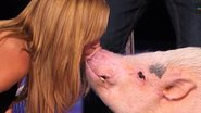 Heidi Klum beija porco na boca durante programa de TV - YouTube/Reprodução