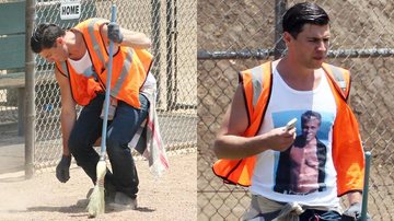 Rapaz condenado por agredir Brad Pitt presta serviço comunitário usando camiseta com foto do ator - Getty Images