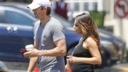 Mila Kunis exibe barriguinha de grávida ao lado de Ashton Kutcher - Grosby Group