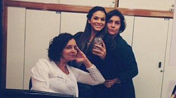 Bruna Marquezine posa com maquiadoras de Em Família - Instagram/Reprodução