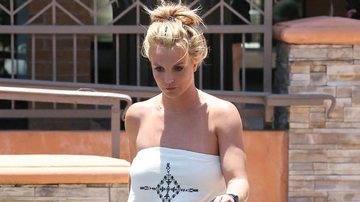 Aos 32 anos, Britney Spears mostra perna cheia de celulite - Grosby Group