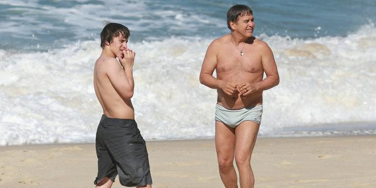 Davi, filho de Carolina Dieckmann e Marcos Frota, se diverta na praia com o pai - Dilson Silva/AgNews
