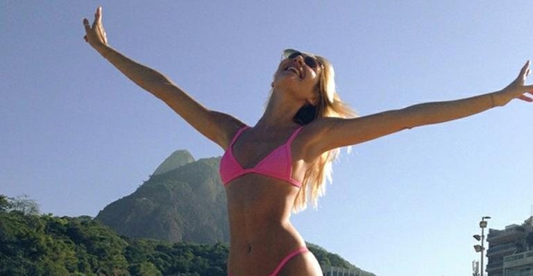 Top Candice Swanepoel vira "farofeira" e assiste jogo na areia da praia no Rio - Instagram/Reprodução