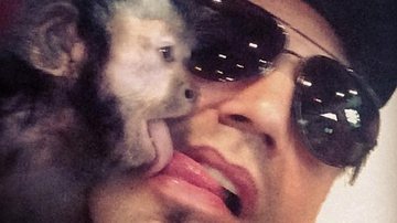 Latino posta foto beijando macaco na boca e revolta internautas - Instagram/Reprodução