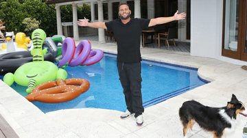 Na piscina cheia de boias coloridas em sua mansão de 5,5 milhões de dólares em Miami Beach, David celebra o sucesso na carreira - Luis Fernández