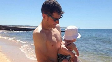 Fora da Copa, goleiro espanhol Iker Casillas leva o filho para conhecer o mar - Instagram/Reprodução
