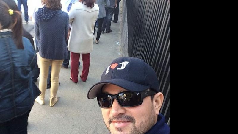 Luciano Camargo encara fila no Consulado Americano - Instagram/Reprodução