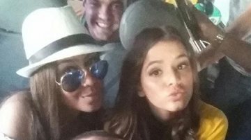 Bruna Marquezine vai ao jogo do Brasil com o pai de Neymar e a cunhada Rafaella - Reprodução Instagram