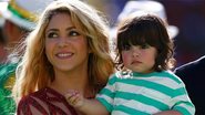 Shakira leva o filho, Milan, para o show da Copa - Reuters
