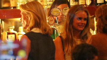 Ex-namorada de Príncipe Harry se diverte com amigas em bar - AKM-GSI/Splash