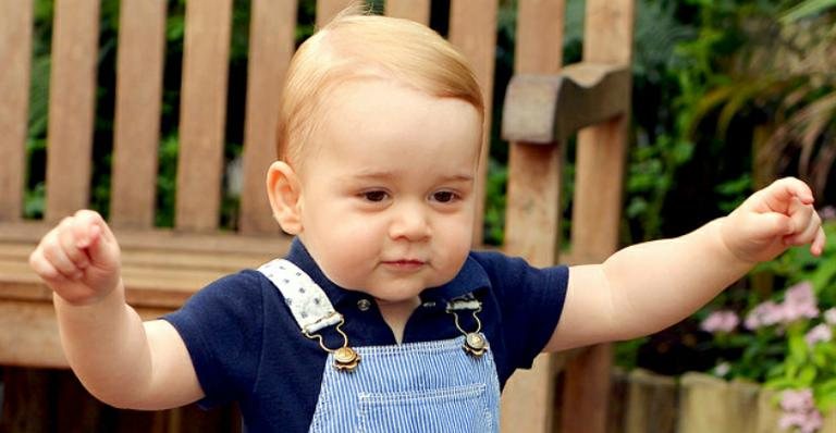 Prestes a completar 1 ano, príncipe George dá os primeiros passos - John Stillwell/Reuters