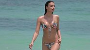 Irina Shayk, namorada de Cristiano Ronaldo, exibe corpo escultural em praia - Grosby Group