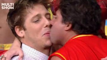 Fábio Porchat beija anão na boca em programa de TV - Multishow/Reprodução